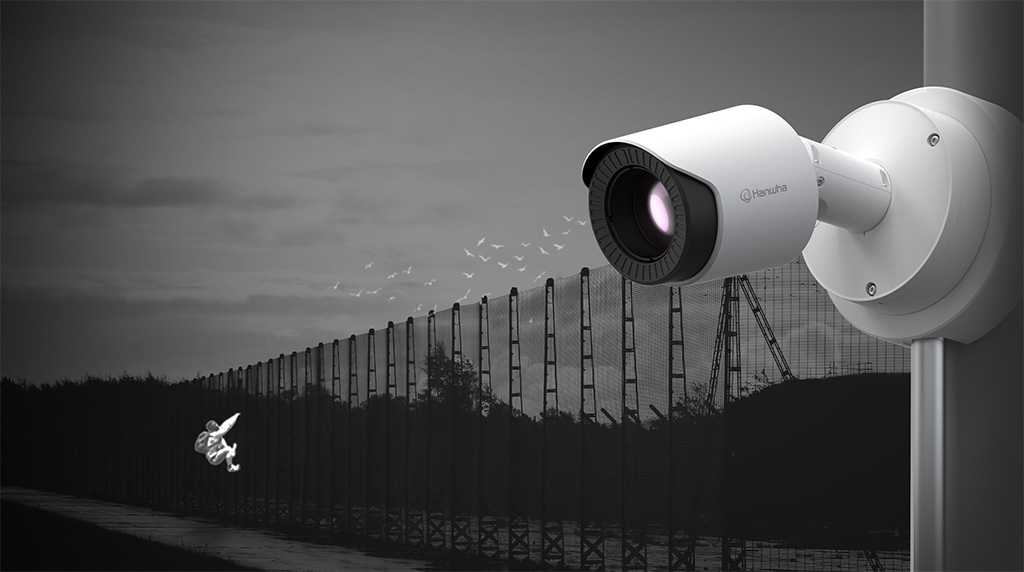 QVGA AI thermal surveillance camera delivers dependable and accurate detection in complete darkness, as well as in rain, fog and smoke