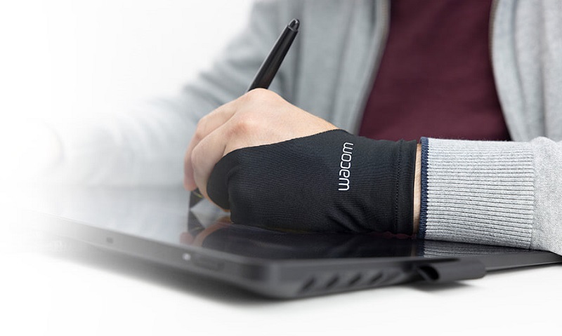 С графическим планшетом Wacom и перчаткой Wacom Drawing Glove можно спокойно рисовать часы напролет.