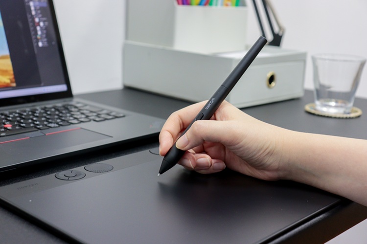 Artist drawing with Wacom Art Pen 2 on a Wacom Intuos Pro graphics tablet