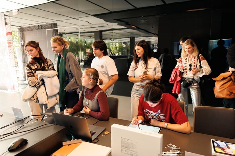 Відвідувачі тестують графічні дисплеї Wacom на демостенді Softprom та Wacom Store UA під час LINOLEUM 2026