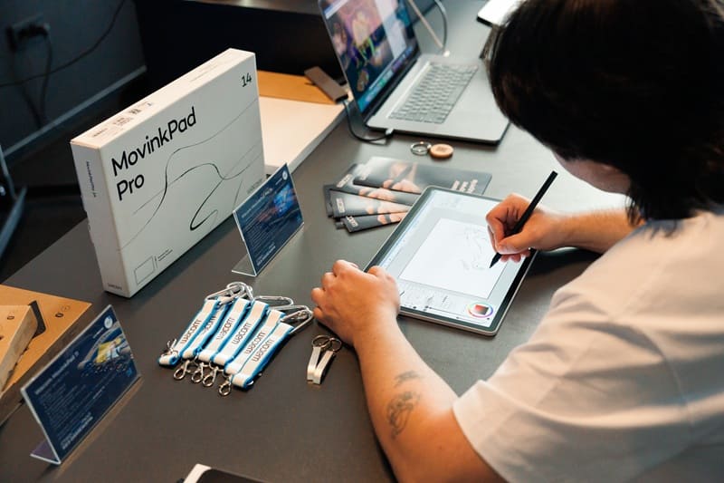 Малювання пером на планшеті Wacom MovinkPad Pro 14 у демозоні Softprom на фестивалі LINOLEUM 2026