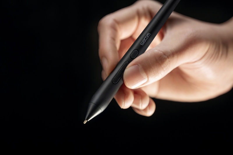 Цифрове перо Wacom Art Pen 2 ACP70000DZ поруч із графічним планшетом Wacom Intuos Pro