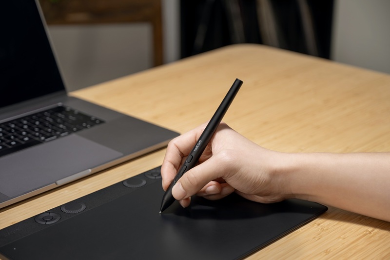 Artist holding Wacom Art Pen 2 ACP70000DZ demonstrating ergonomic grip and tilt sensitivity