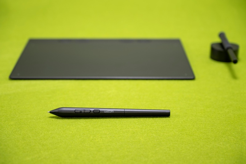 Цифровое перо Wacom Art Pen 2 ACP70000DZ рядом с графическим планшетом Wacom Intuos Pro